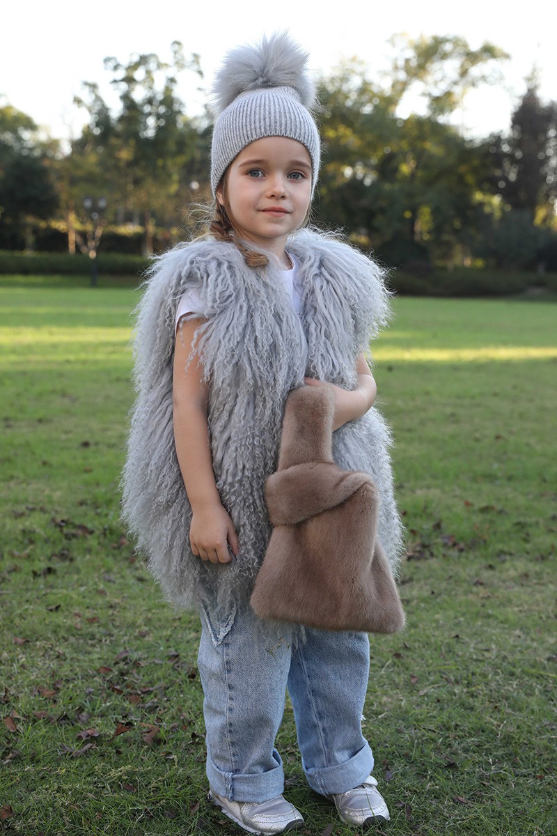 Зимна шапка с кожен помпон